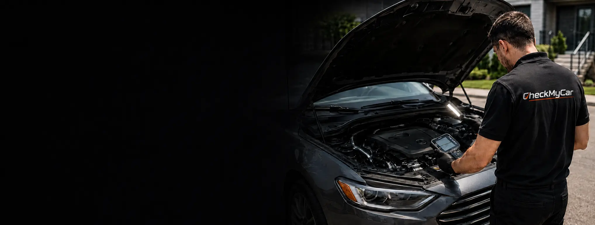 Inspecteur CheckMyCar qui effectue une inspection préachat sur un véhicule, capot ouvert